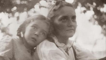 Anthropology of Childhood Memory: Family Photographs and Autobiographical Remembering