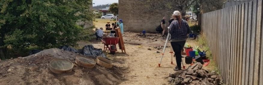 Archaeology in the field, the field in the classroom